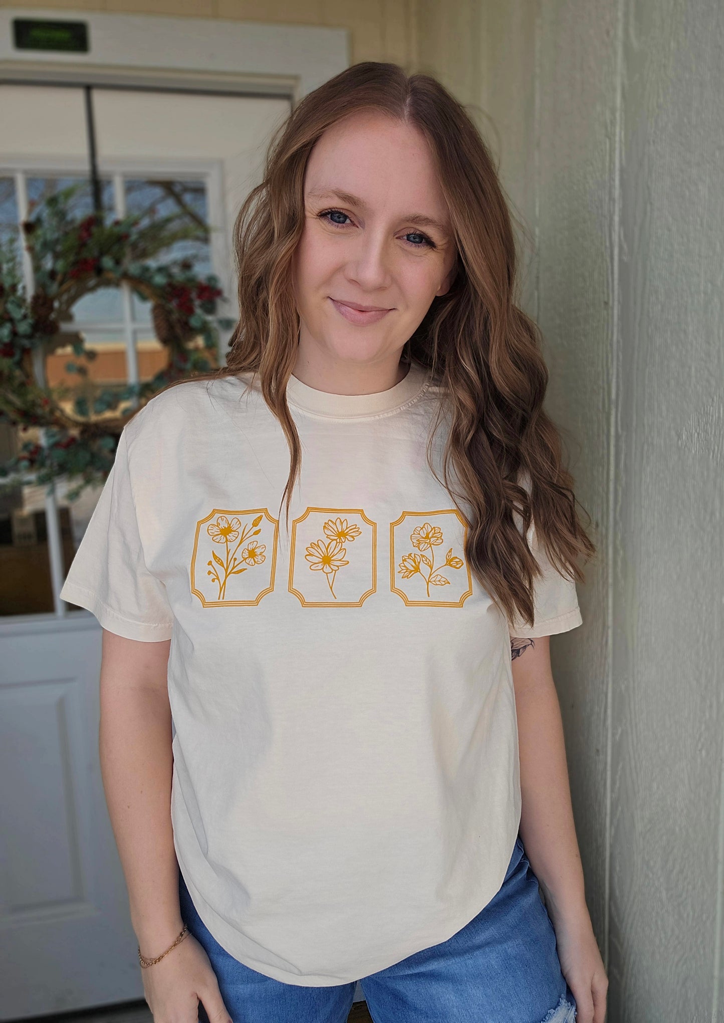 SIMPLE WILDFLOWER FRAMES Ivory Vintage Wash Short Sleeve Tee