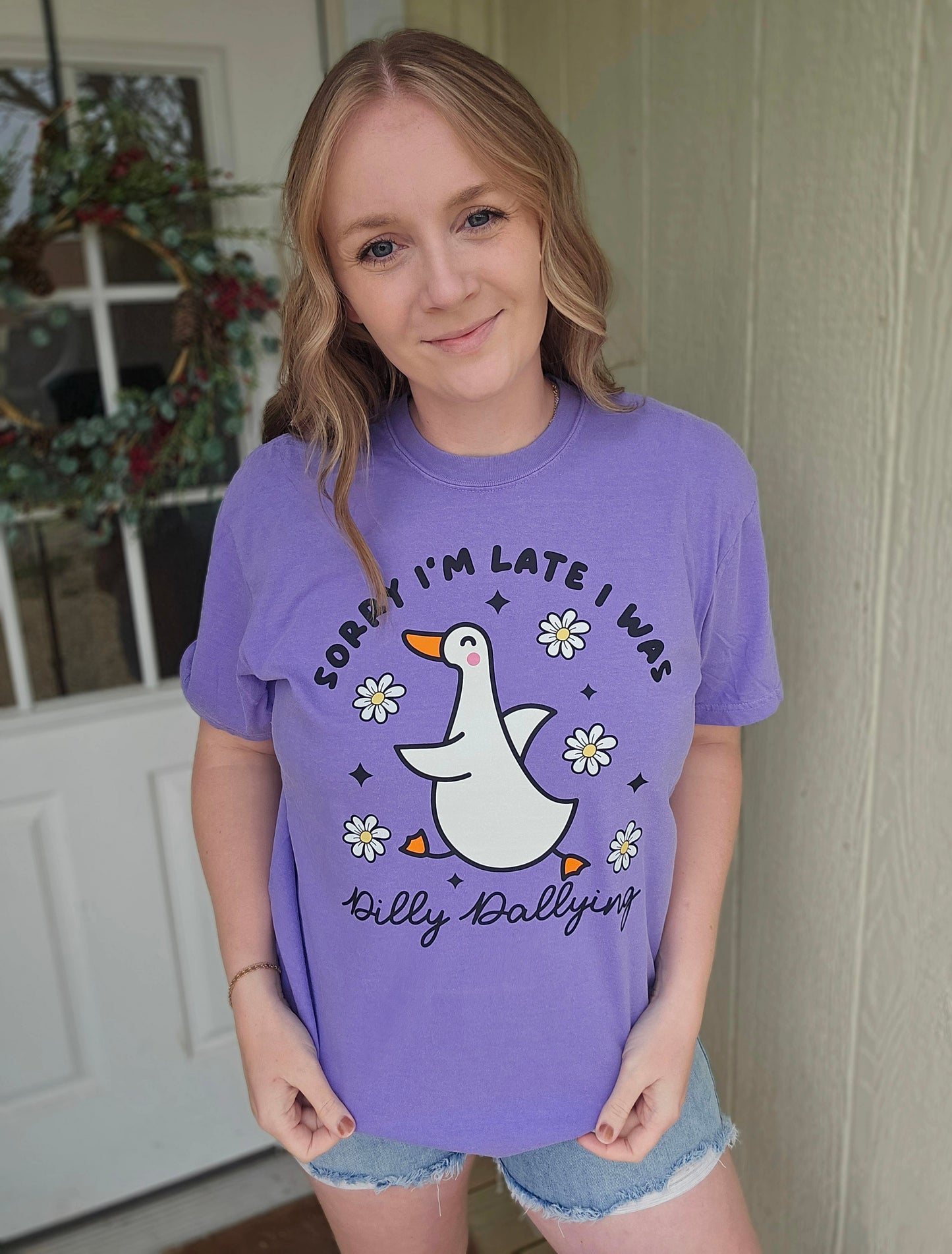 DILLY-DALLYING Goose Violet Vintage Wash Tee