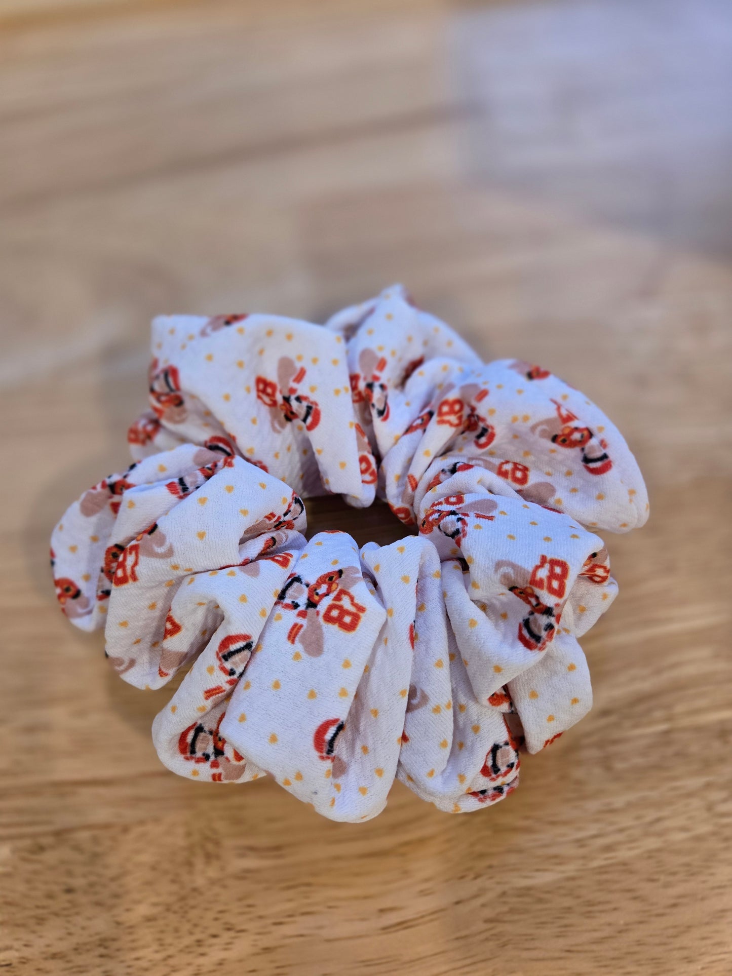 87 HAND HEART White Oversized Scrunchie