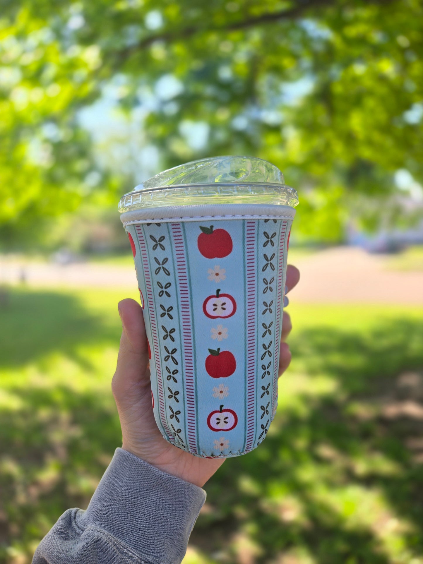 APPLE/DAISY Blue Iced Coffee Sleeve