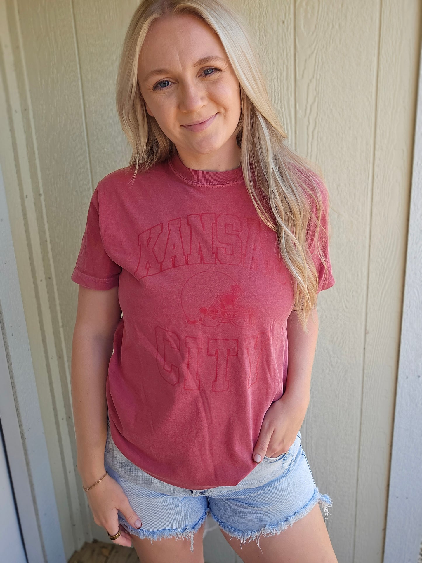 KC HELMET Tone-on-Tone Red Vintage Tee