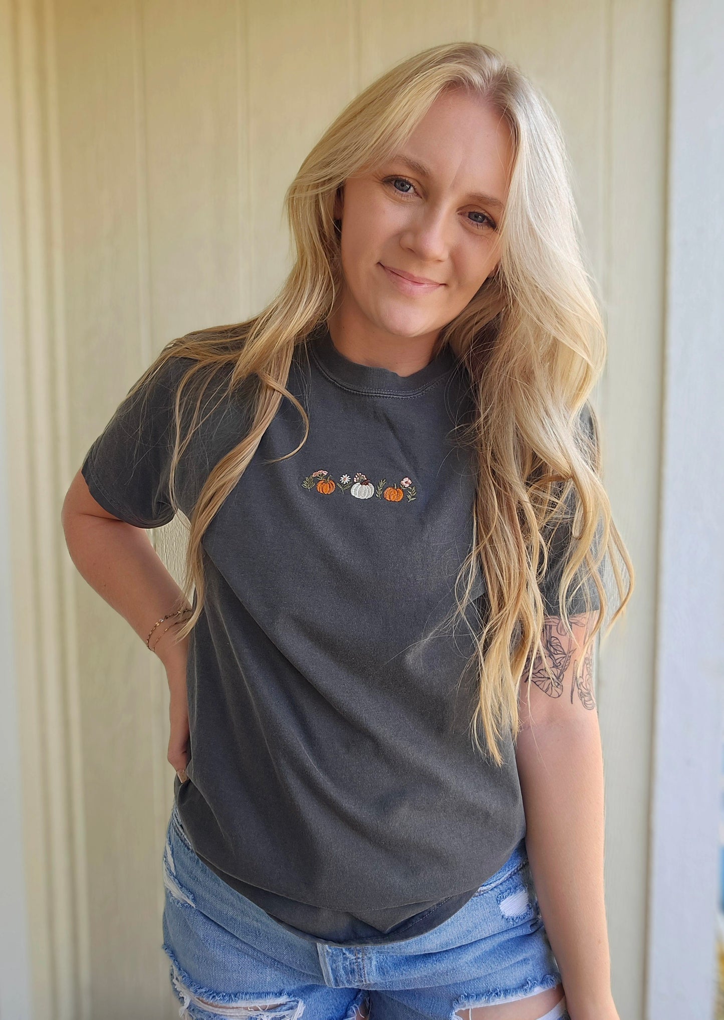 DAINTY PUMPKIN Floral Embroidered Charcoal Short Sleeve Tee