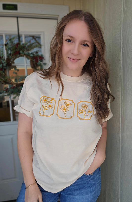 SIMPLE WILDFLOWER FRAMES Ivory Vintage Wash Short Sleeve Tee