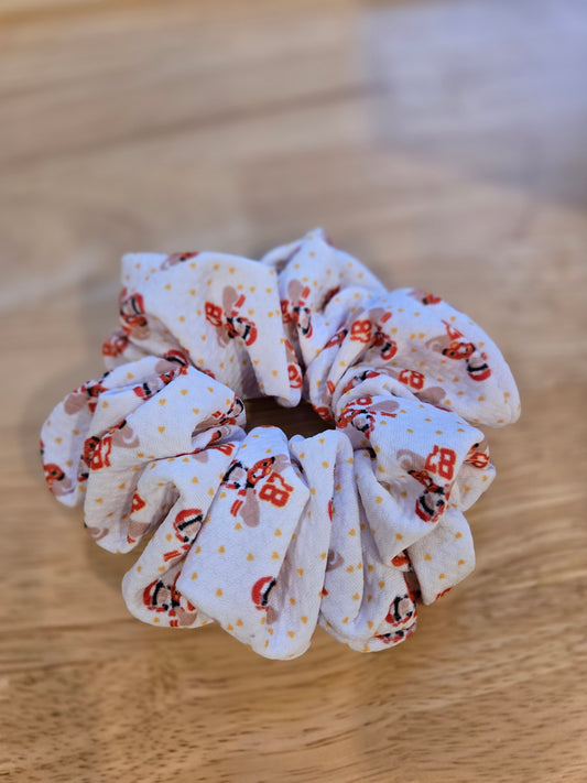 87 HAND HEART White Oversized Scrunchie