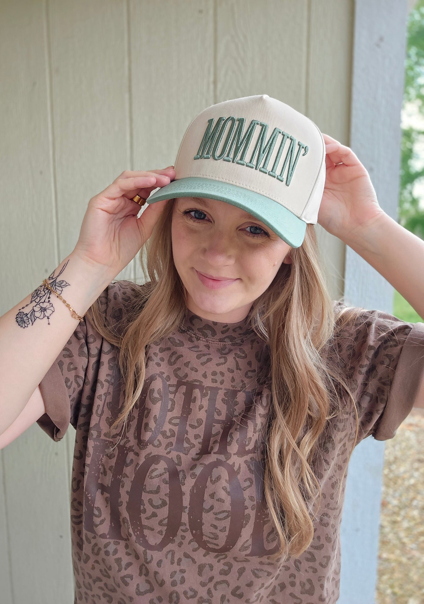 MOMMIN' Sage Two-Tone Trucker Hat