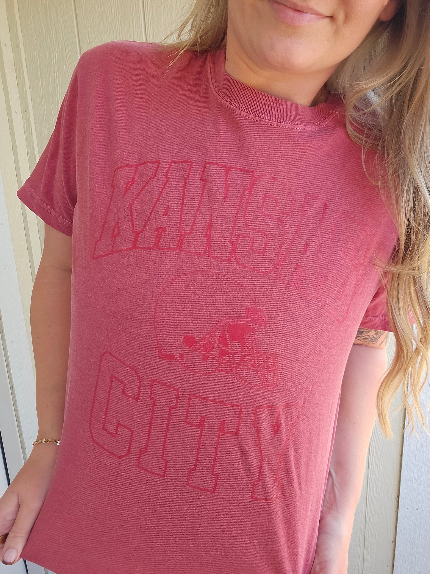KC HELMET Tone-on-Tone Red Vintage Tee